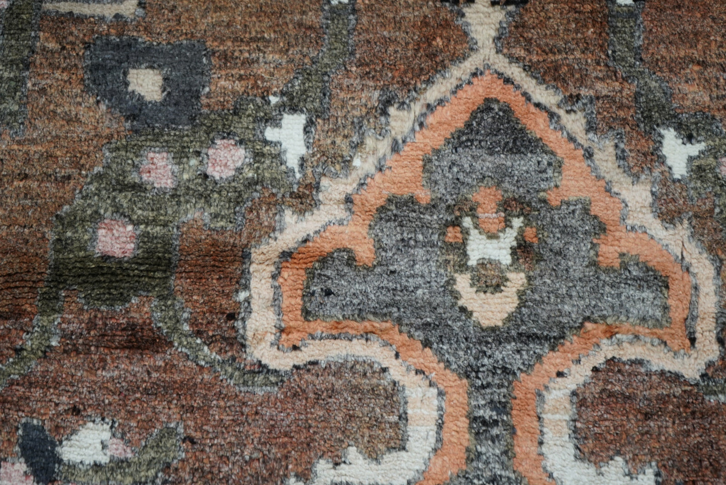 Vintage Handmade Bakhtiari Rug | 304 x 211 cm