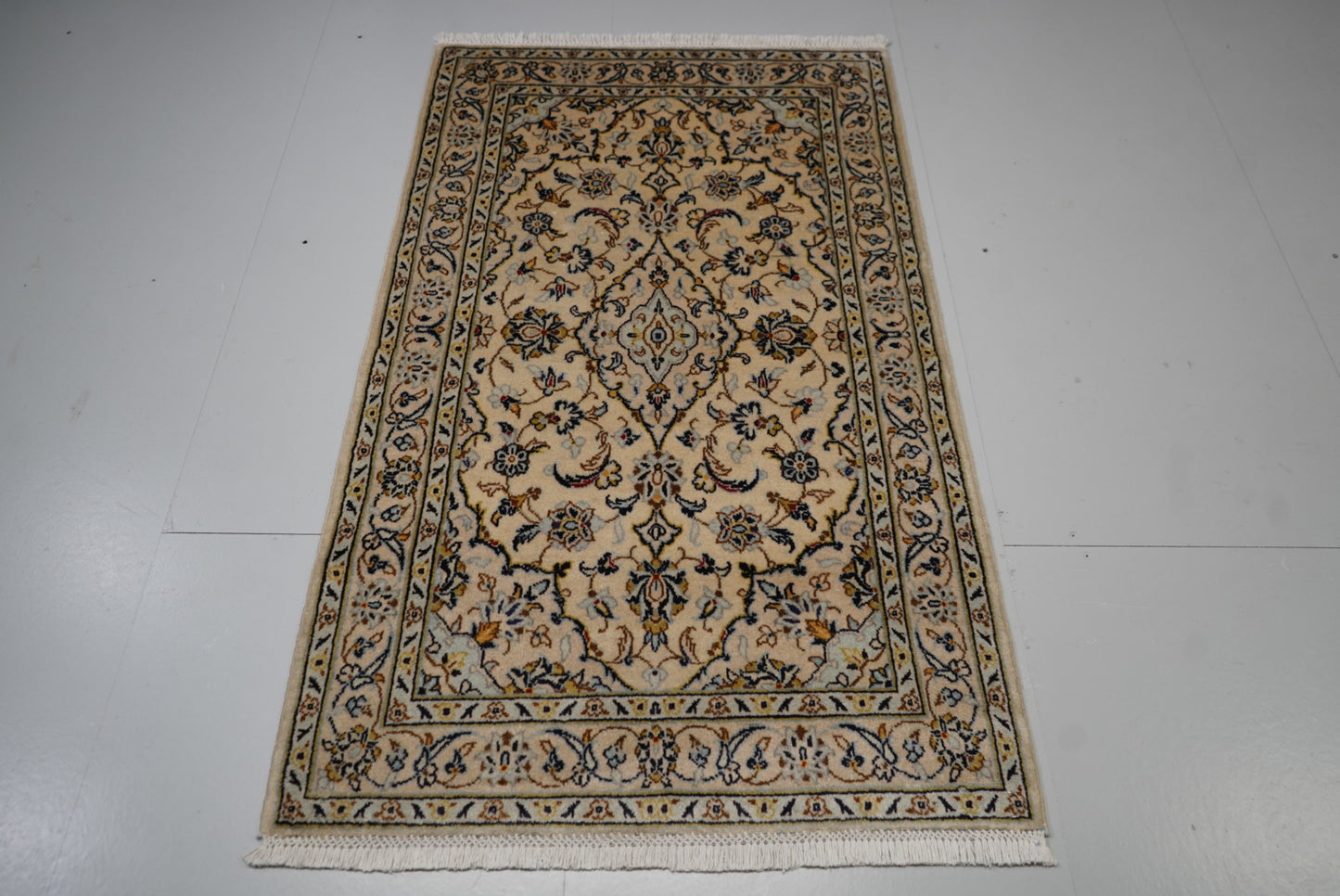 Vintage Persian Kashan Cream Wool Floral Medallion Rug | Handmade | 158 x 96 cm
