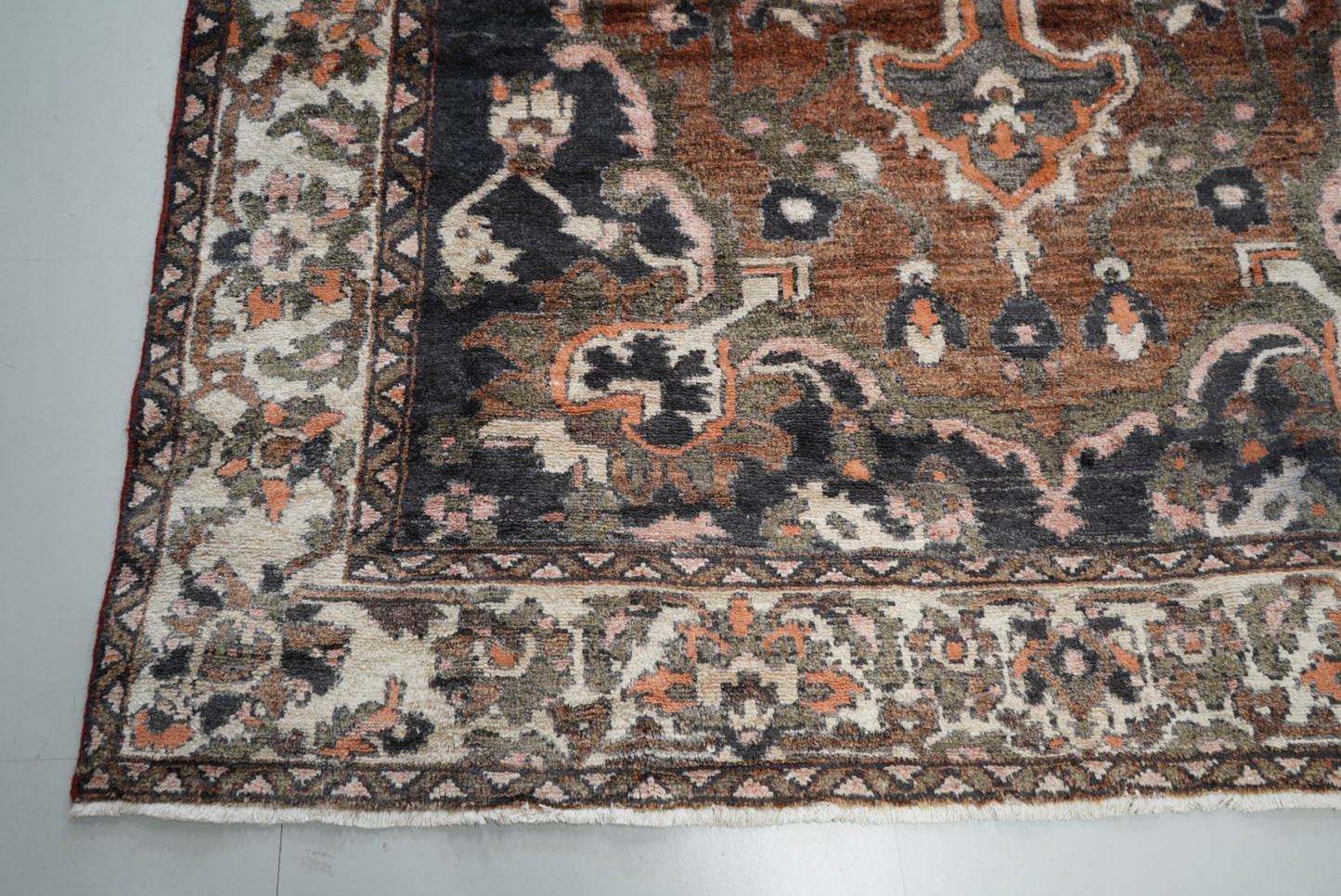 Vintage Handmade Bakhtiari Rug | 304 x 211 cm