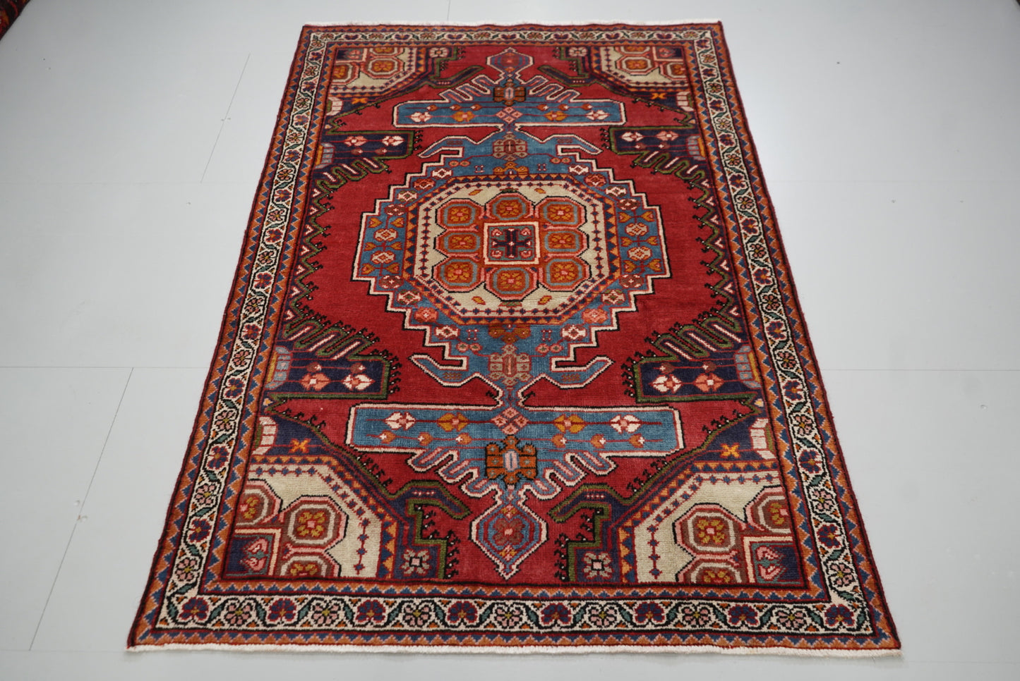 Vintage Handmade Mahabad rug 192 x 132 cm