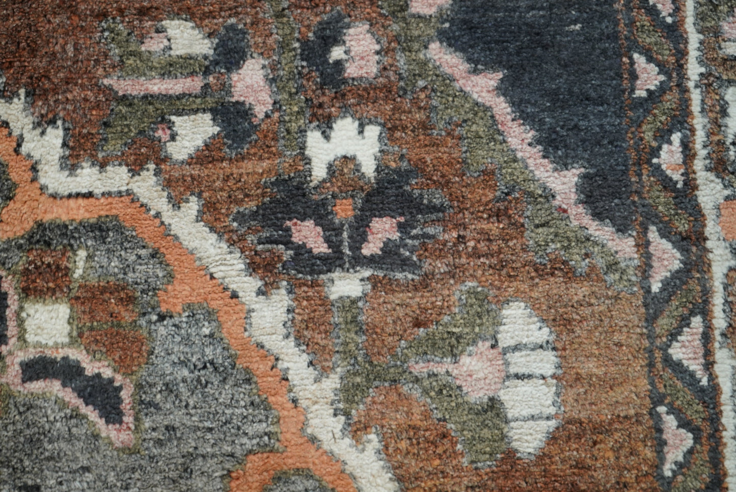 Vintage Handmade Bakhtiari Rug | 304 x 211 cm