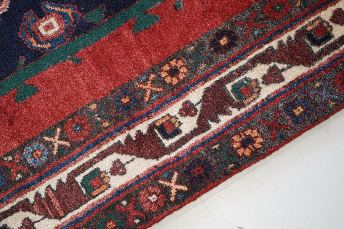 Vintage Persian Sirjan Red Wool Medallion Rug | Handmade | 218 x 162 cm