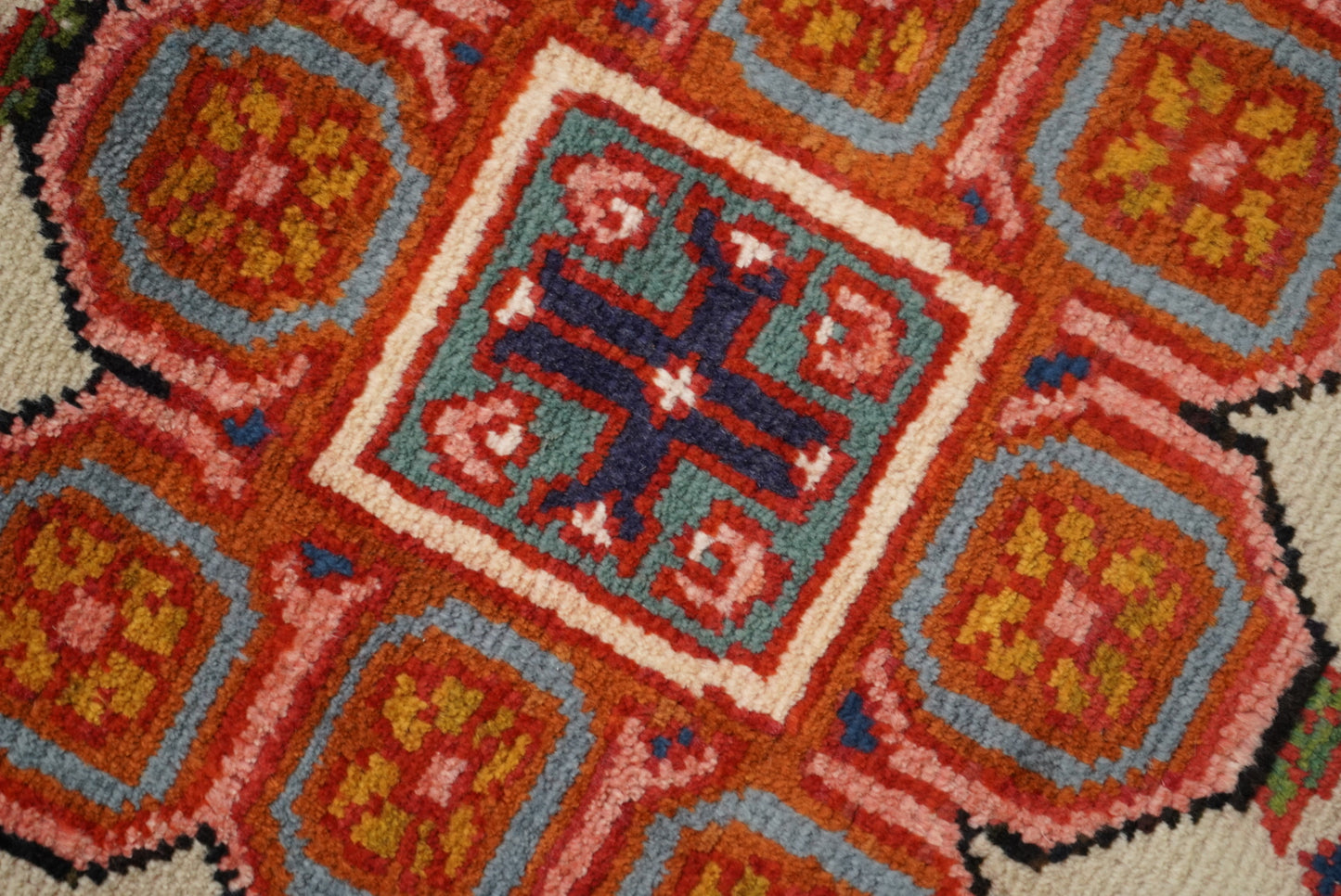 Vintage Handmade Mahabad rug 192 x 132 cm